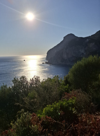 Před západem slunce od Monastery